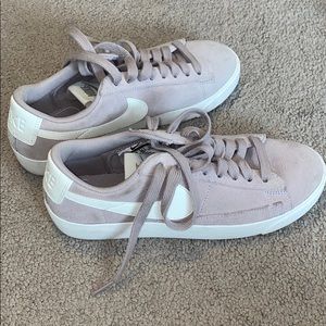 Nike Women’s Blazer Low Suede Diffused Taupe Sz 6